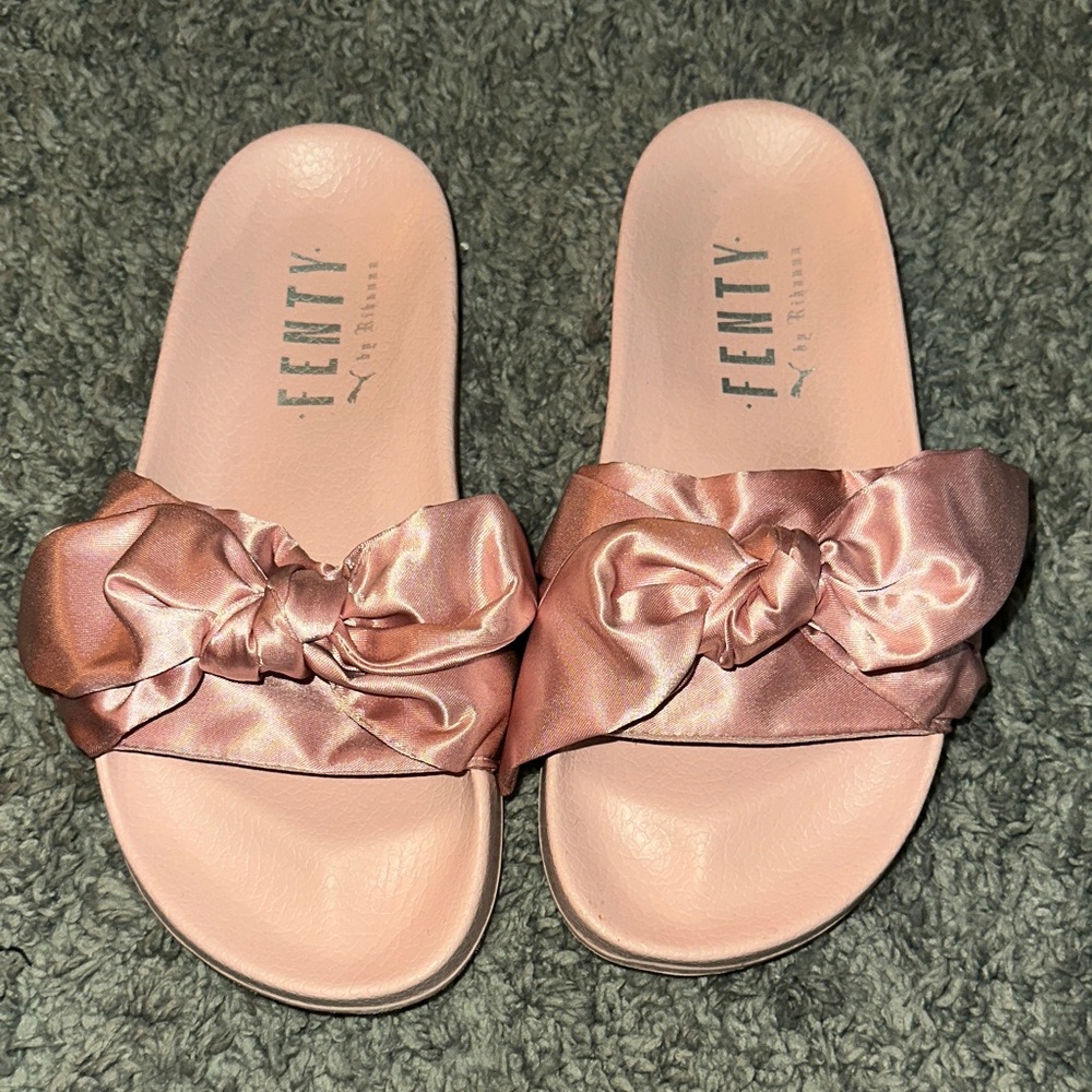 Fenty Beauty Pink Satin Knot Slide Sandals - Metallic Rose Accent
Item is worn